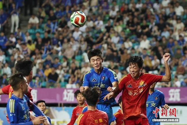 图为南京队球员(蓝衣)与连云港队球员在比赛中争抢。中新社记者 泱波 摄